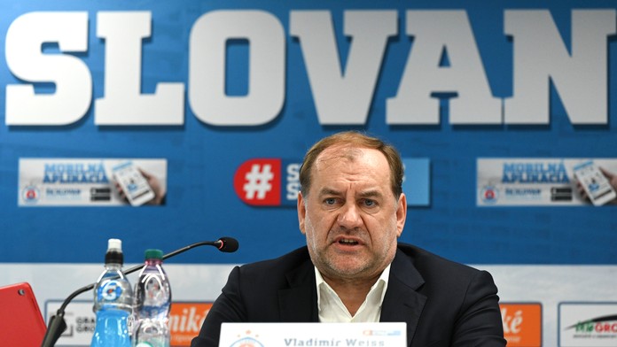 Nový tréner Slovana Bratislava Vladimír Weiss počas tlačovej konferencie.