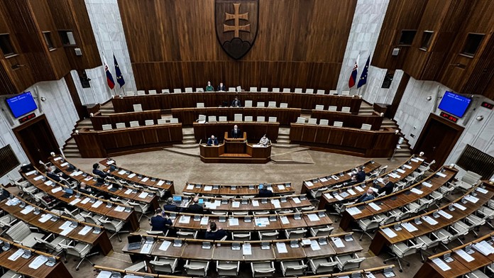 Poslanci v rokovacej sále.