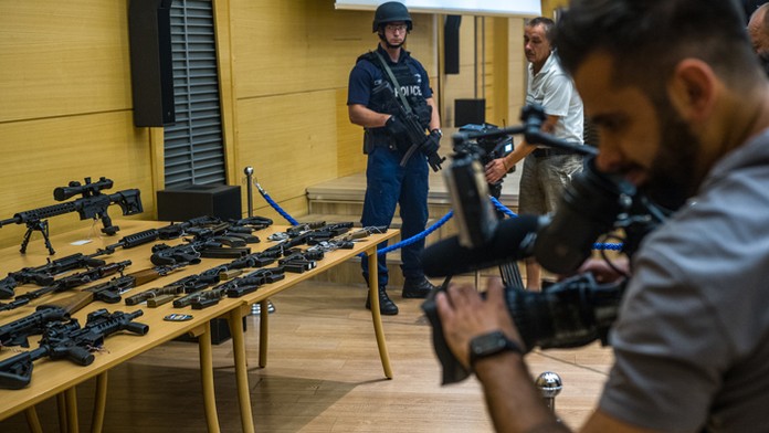 Slovenské a maďarské policajné orgány v spolupráci s rakúskou políciou odhalili zločineckú skupinu obchodujúcu s drogami.