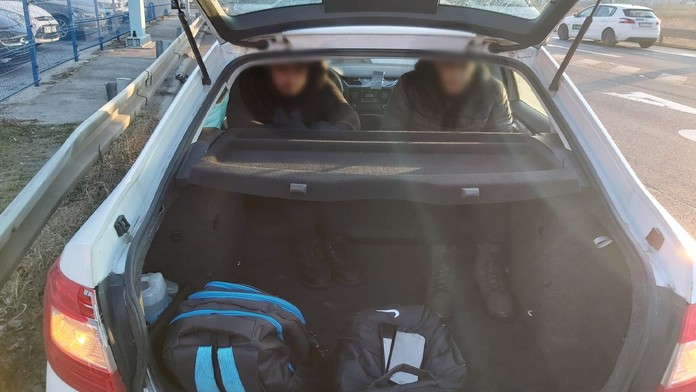 Migranti sedeli chrbtom k vodičovi.