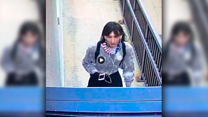 Polícia zadržala a obvinila zo siedmich vrážd strelca zo Chicaga. Utiecť chcel v ženských šatách