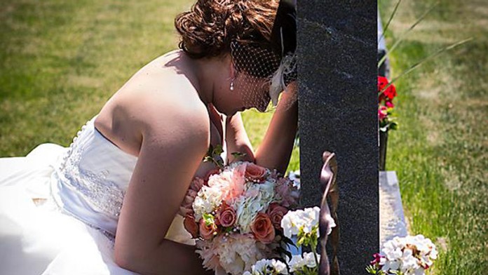 Paige Edingová vo svadobných šatách na cintoríne