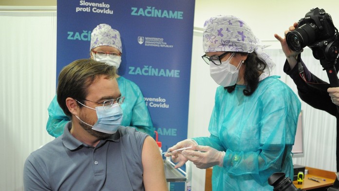 Letecké zábery na dedinu zničenú zosuvom pôdy.