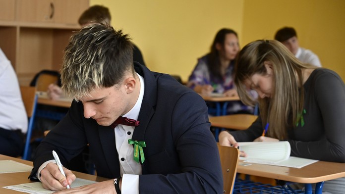 Písomné maturity  zo slovenského jazyka a literatúry.