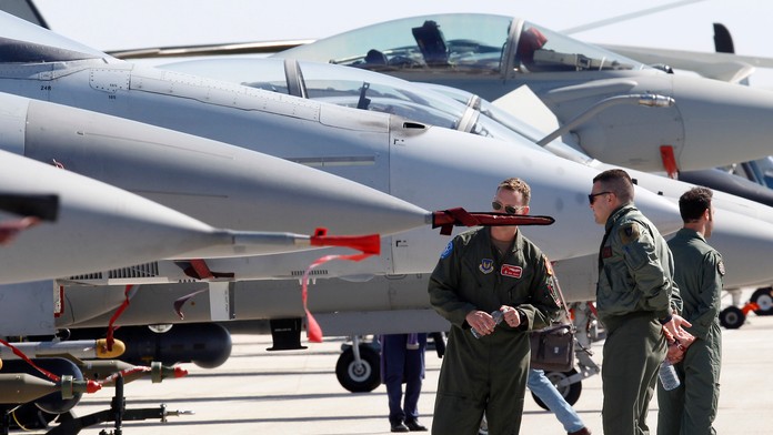 F16 parkujú na dráhe počas vojenského cvičenia NATO.