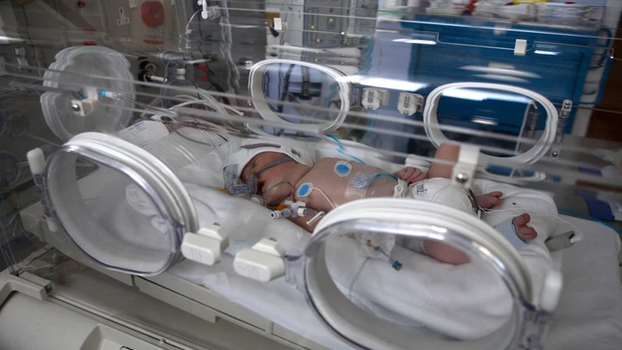 Žena náhle zomrela pri pôrode, no vďaka jej hrdinstvu sa podarilo zachrániť bábätko. Lekári hovoria o zázraku
