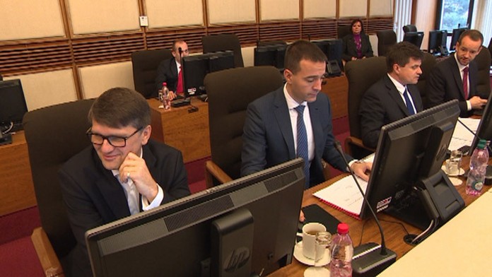 Ministri odovzdali daňové priznania.