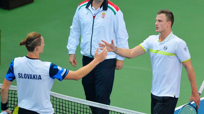 Na snímke maďarský reprezentant Márton Fucsovics (vpravo) si podáva ruku so Slovákom Jozefom Kovalíkom