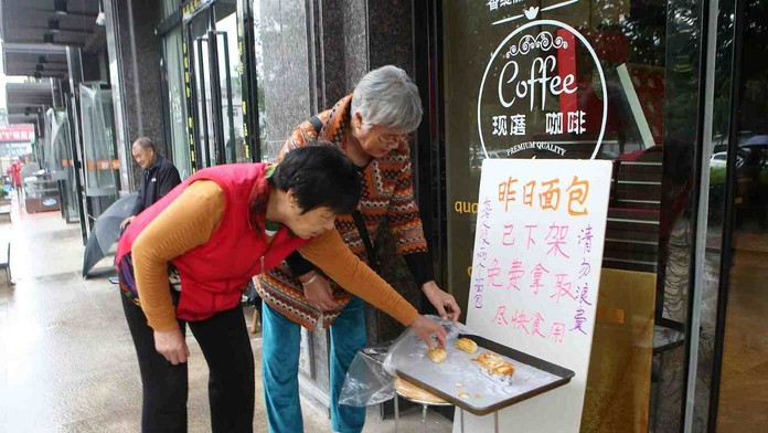 Polička s pečivom pred pekárňou.