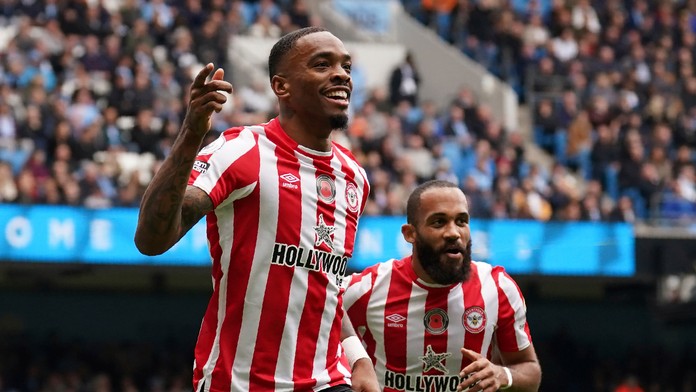 Toney 90+8. Dvojgólový hrdina Brentfordu zatienil Manchester City, Tottenham prestrieľal Leeds