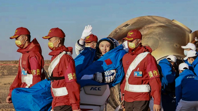 Traja čínski taikonauti sa vítili na Zem.