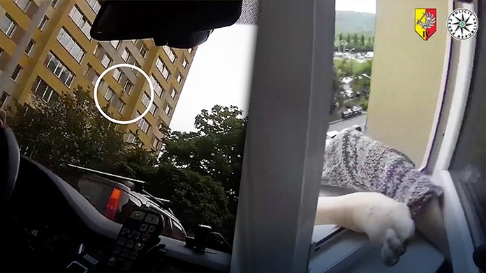 Zábery z policajného videa.