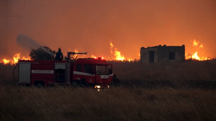 Hasiči bojujú s ďalším lesným požiarom v Grécku, tentoraz v blízkosti Atén