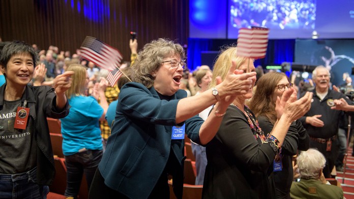 Hráči Boston Bruins, vrátane kapitána Zdena Cháru, sa tešia z výhry vo Winter Classic.