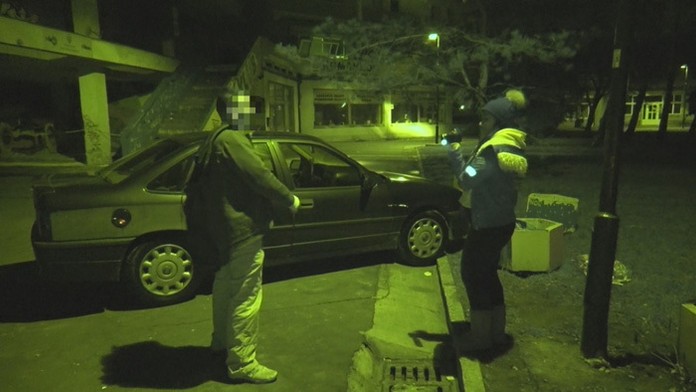 Kamión, ktorému migranti prerezali plachtu.