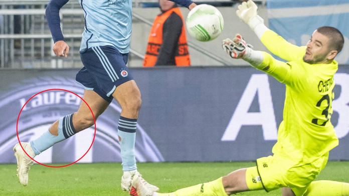 Aj Dávid Strelec zo Slovana Bratislava nosí roztrhnuté štucne