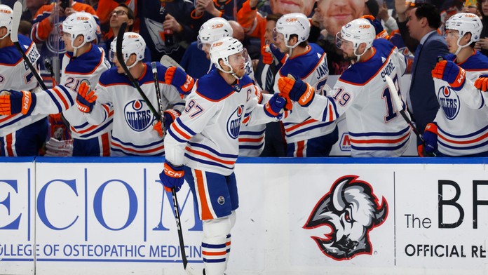 Rovesníkov prevyšoval odjakživa. Aby McDavid mohol hrať so staršími, rodičia o jeho veku klamali