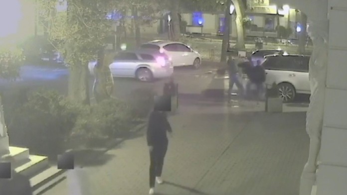 Záber priemyselnej kamery zachytávajúci incident Nishita Timothyho v Bratislave.