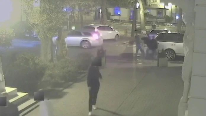Záber priemyselnej kamery zachytávajúci incident Nishita Timothyho v Bratislave.