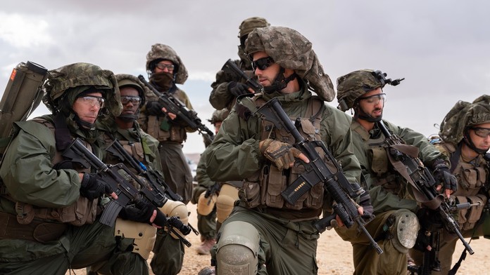 Izraelskí vojaci nosia na helmách zvláštny kus látky. Pôsobí smiešne, no poskytuje nedoceniteľné výhody