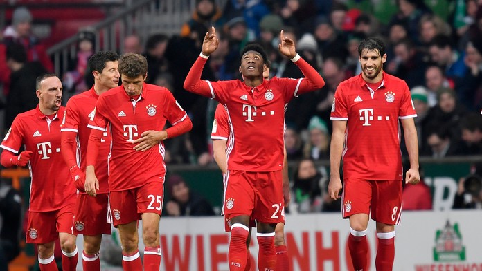 David Alaba s gestom do nebies oslavuje gól Bayernu v sieti Brém v dueli nemeckej Bundesligy.