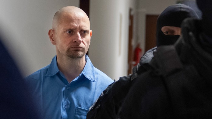 Na snímke vľavo obžalovaný Miroslav M. prichádza na súdne pojednávanie v sprievode Zväzu vojenskej a justičnej stráže v kauze objednávky vraždy novinára Jána Kuciaka.