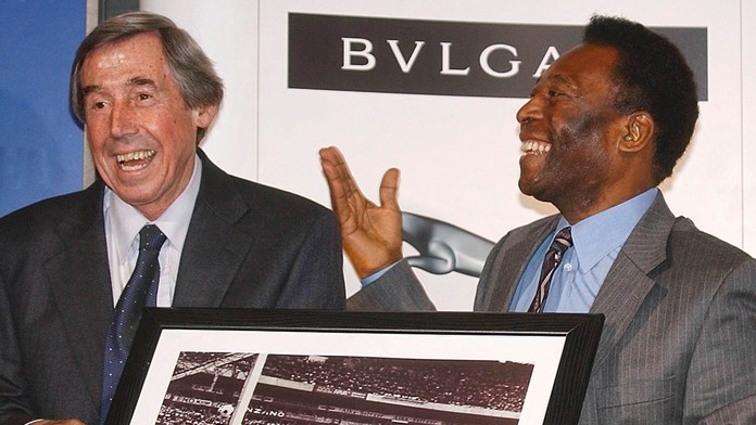 Zľava Victor Hedman, Brayden Point a Nikita Kučerov z Tampy oslavujú gól proti Floride.