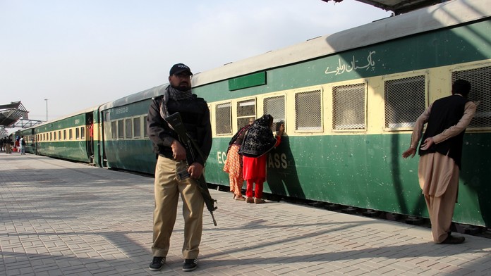 Rukojemnícka dráma v Pakistane: Ozbrojenci vtrhli do vlaku, v ktorom zajali stovky ľudí