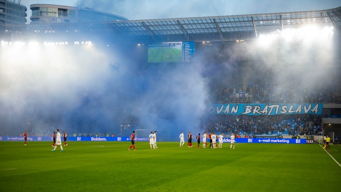 Správanie sa fanúšikov počas derby medzi Slovanom a Trnavou má opäť dohru. Kluby sa nevyhli trestom