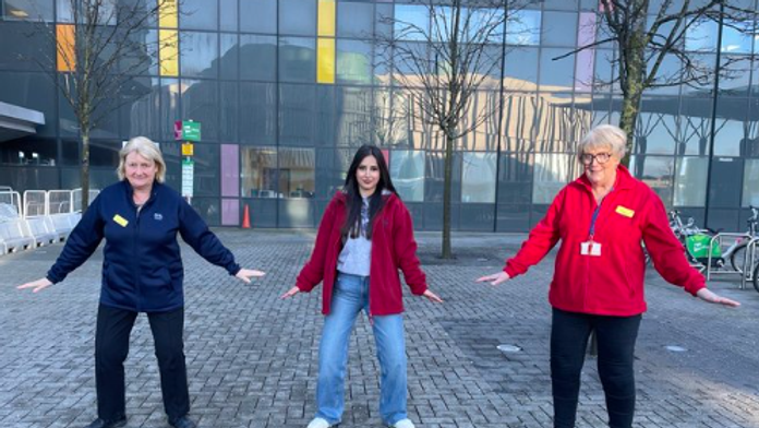 Zdravotníčky ukázali, ako chodiť po zľadovatených ulicach.