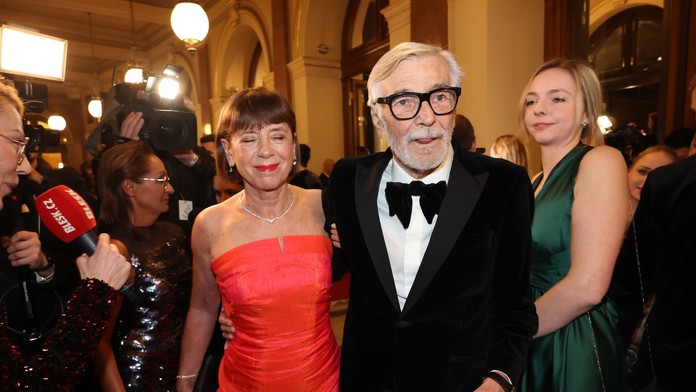 Posledné fotky Jiřího Bartošky: Výrazne schudol, museli ho podopierať, no na tvári mal úsmev