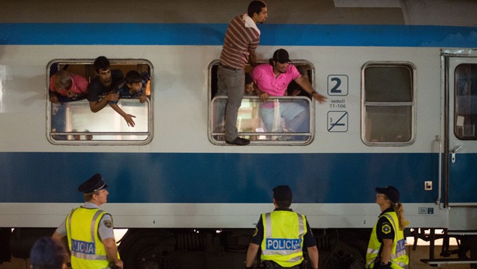 Slovinská polícia dnes zastavila vlak smerujúci z Chorvátska, v ktorom sa nachádzalo približne 150 migrantov. 