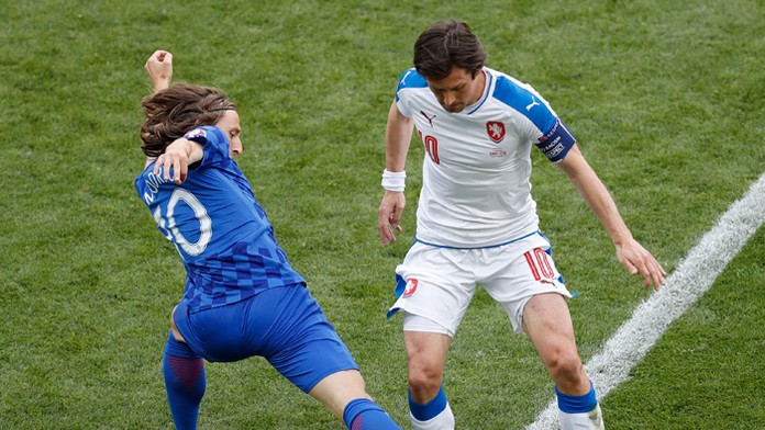 Chorvátsky futbalista Luka Modrič (vľavo) a český hráč Tomáš Rosický.