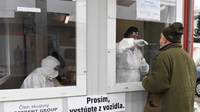 Za pondelok pribudlo vyše 5000 pozitívnych a 22 úmrtí