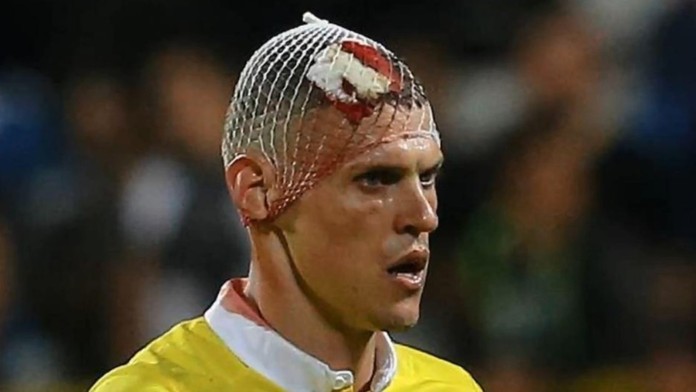 Martin Škrtel s obviazanou hlavou počas zápasu Fenerbahce - Kasimpasa.