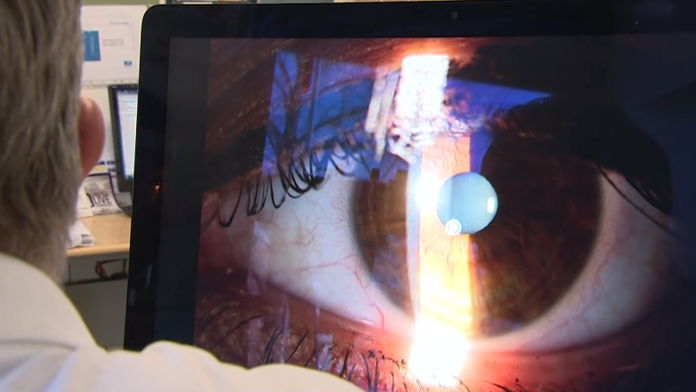 Oko na monitore počítača.