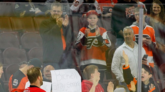 Útočník Caroliny Bryan Bickell ďakuje fanúšikom.