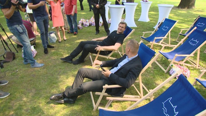 V areáli Bratislavského hradu sú od utorka ležadlá, ktoré môžu návštevníci využiť bezplatne hoci aj na piknik.