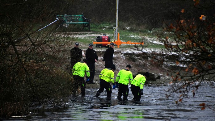 Pád detí do ľadového jazera v Británii: Následkom podľahol aj štvrtý, najmladší chlapec