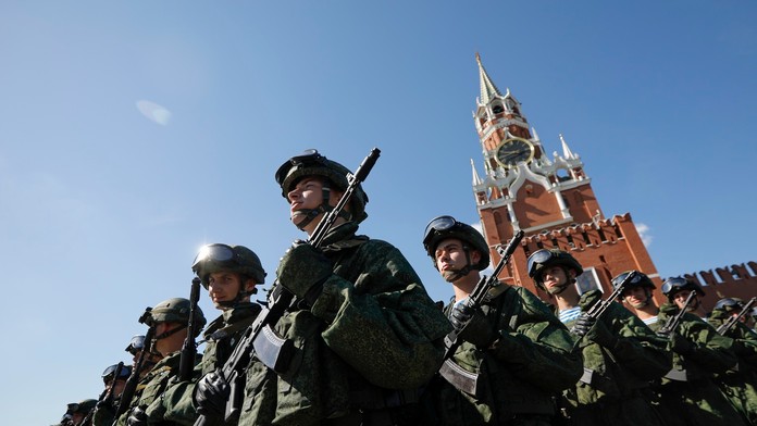 Ruskí výsadkári stoja nastúpení na Červenom námestí počas osláv Dňa výsadkárov.