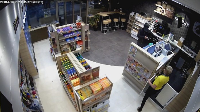 Pumpárka odbila ozbrojeného lupiča.