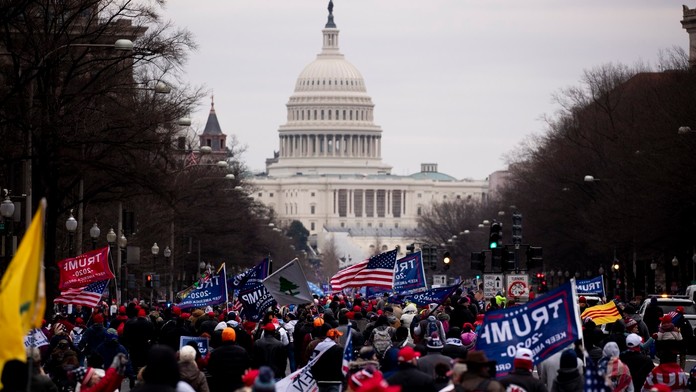 Polícia zastrelila výtržníka z Kapitolu, ktorého Trump omilostil