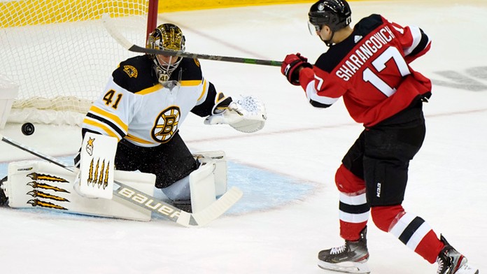 Slovenský brankár v drese Bostonu Bruins Jaroslav Halák.