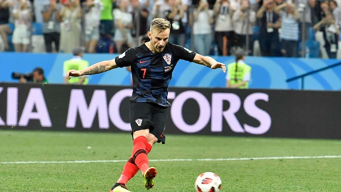 Záložník Chorvátska Ivan Rakitič v zápase s Dánskom na MS 2018.
