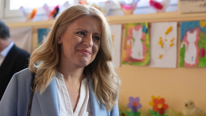 Členovia okrskovej volebnej komisie s prenosnou hlasovaciou schránkou v rómskej osade v Trebišove.