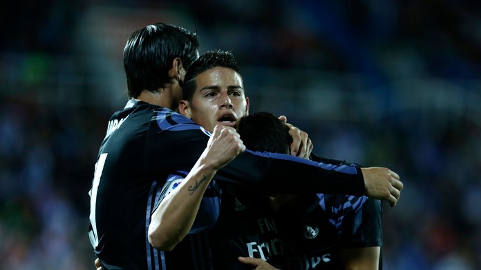 James Rodríguez (v strede) sa so spoluhráčmi z Realu Madrid raduje z gólu v ligovom dueli proti Leganes.