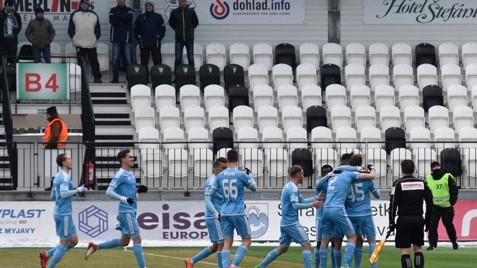 Na snímke hráči ŠK Slovan Bratislava oslavujú gól (archívna snímka)