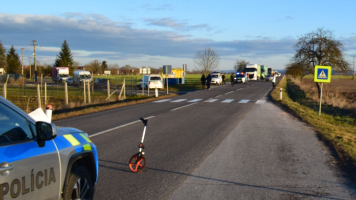 Auto zachytilo na priechode pre chodcov 13-ročné dievča.
