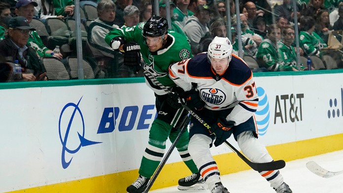 Na snímke zľava slovenský obranca Dallasu Andrej Sekera a útočník Edmontonu Warren Foegele.
