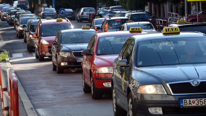 Protestujúci taxikári.